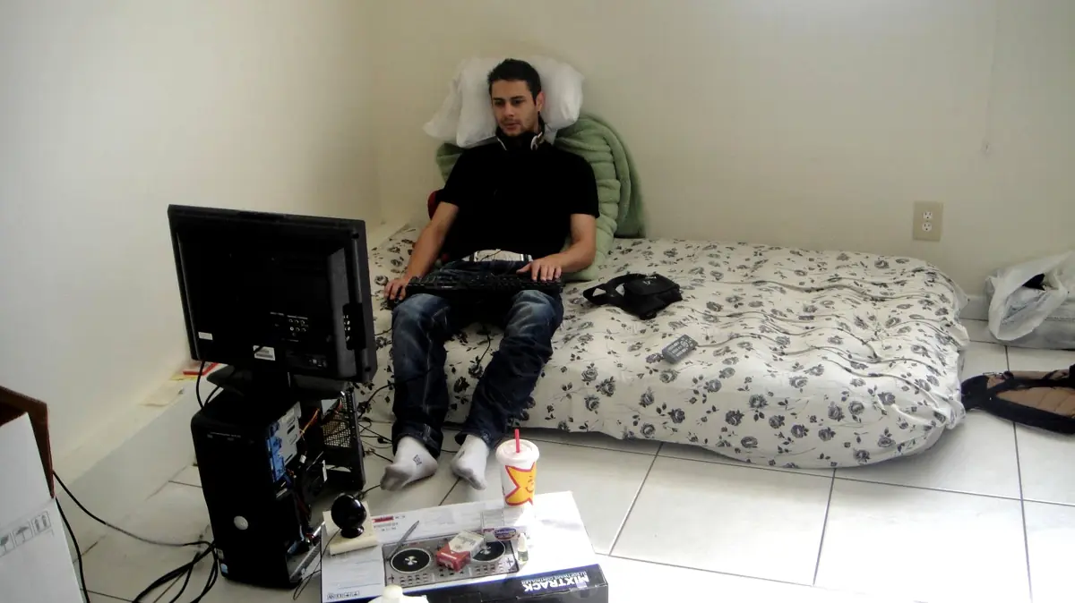 Kristiyan Rukov in week 7 in the US, sitting on an inflatable mattress next to his computer: starting from zero